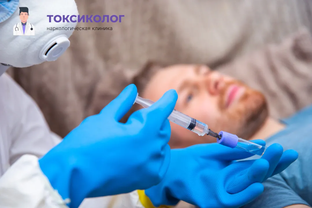 Снятие ломки в Калуге: комплексная диагностика и помощь специалистов Врач берет анализы в процессе процедуры «Снятие ломки в Калуге»